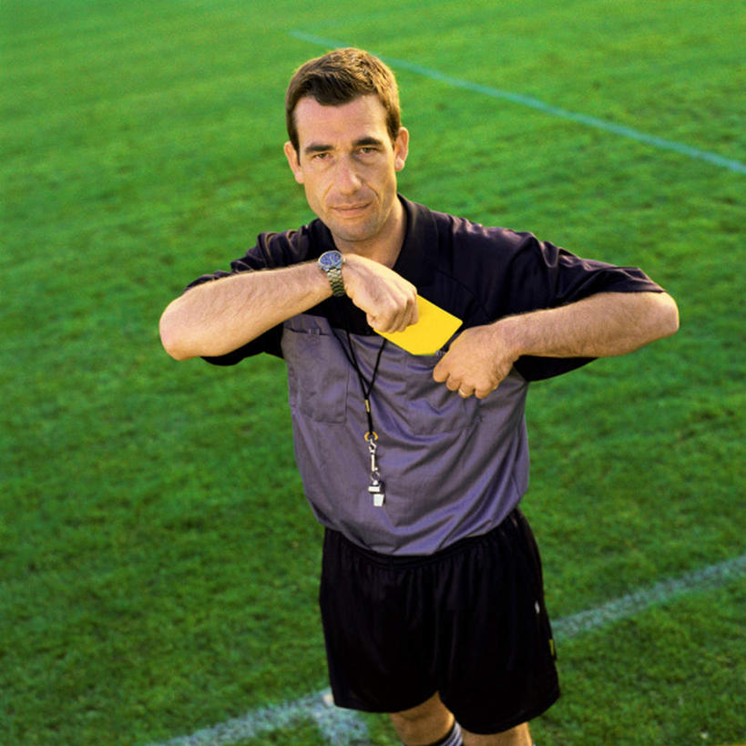 西方人,一个人,足球场,站,方图,俯视,室外,白天,运动服,锻炼,运动,草地,欧洲,欧洲人,仅一个男性,仅一个人,仅一个中年男性,一张,服装,黄牌,警告,拿,拿着,草,衣服,站着,警示,服饰,衣着,穿着,惩罚,绿茵场,违规,处罚,犯规,衣饰,体育,男人,男性,中年男性,白种人,站立,半身,彩图,高角度拍摄,健身,足球比赛场地,运动装