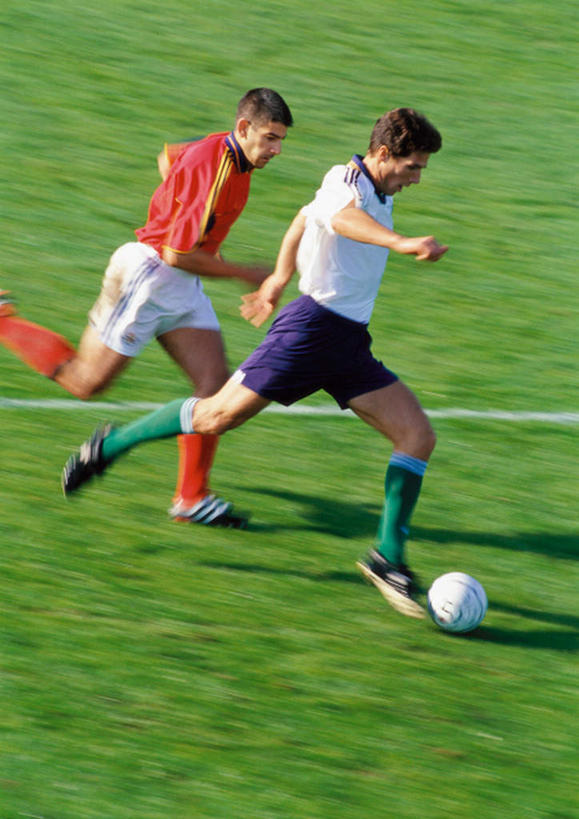 西方人,两个人,同事,运动员,足球场,跑,竖图,俯视,室外,白天,运动服,锻炼,快乐,成功,比赛,运动,合作,团队,集体,信心,竞争,足球,草地,欧洲,欧洲人,阴影,服装,朦胧,模糊,光线,影子,娱乐,队伍,球,草,一个,衣服,白色,阳光,休闲,球体,服饰,单个,领导,体育运动,衣着,成就,穿着,绿茵场,合伙,领袖,边线,衣饰,体育,男人,男性,年轻男性,白种人,体育运动员,运动选手,跑步,半身,彩图,高角度拍摄,健身,足球比赛场地,运动装