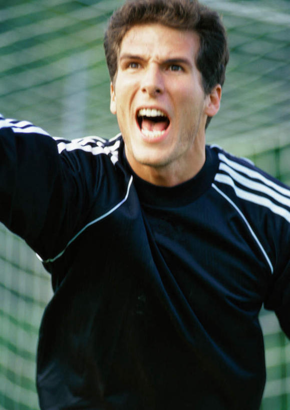 西方人,一个人,站,伸展双臂,竖图,室外,白天,正面,运动服,锻炼,快乐,比赛,运动,竞争,欧洲,欧洲人,仅一个男性,仅一个人,守门员,服装,朦胧,模糊,网格,球门,娱乐,仅一个年轻男性,衣服,站着,张嘴,休闲,服饰,体育运动,衣着,穿着,争执,张大嘴巴,衣饰,体育,男人,男性,年轻男性,白种人,张开嘴,辩论,敞开双臂,伸开双臂,展开双肩,站立,张开手臂,张开双臂,争论,半身,彩图,健身,运动装