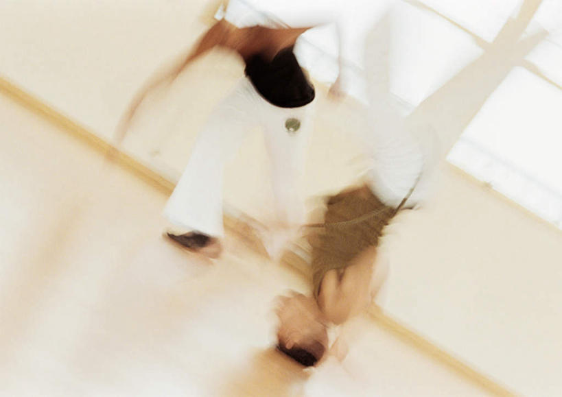 西方人,两个人,伙伴,朋友,站,横图,俯视,室内,白天,锻炼,旅游,度假,友谊,运动,武术,窗户,地板,欧洲,欧洲人,倒立,朦胧,模糊,地面,娱乐,木地板,玻璃窗,站着,享受,休闲,教室,放松,格斗,室内运动,友情,男人,男性,年轻男性,白种人,站立,彩图,高角度拍摄,全身,健身