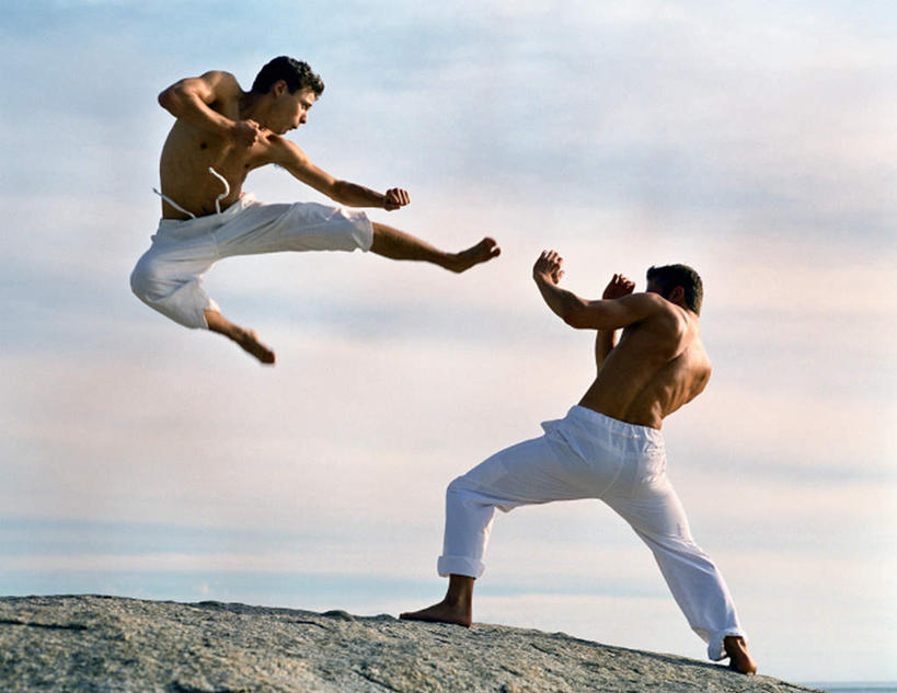 西方人,两个人,伙伴,朋友,站,跳,横图,室外,白天,侧面,锻炼,旅游,度假,友谊,运动,武术,海浪,海洋,沙滩,欧洲,欧洲人,沙子,海岸,浪花,云,云朵,沙地,半空,云彩,娱乐,裸露,蓝色,白云,蓝天,天空,海水,天,站着,享受,休闲,放松,格斗,裸,户外运动,海景,友情,男人,男性,年轻男性,白种人,大海,风浪,海,海水的波动,海滩,近岸浪,涌浪,跳跃,站立,彩图,全身,健身