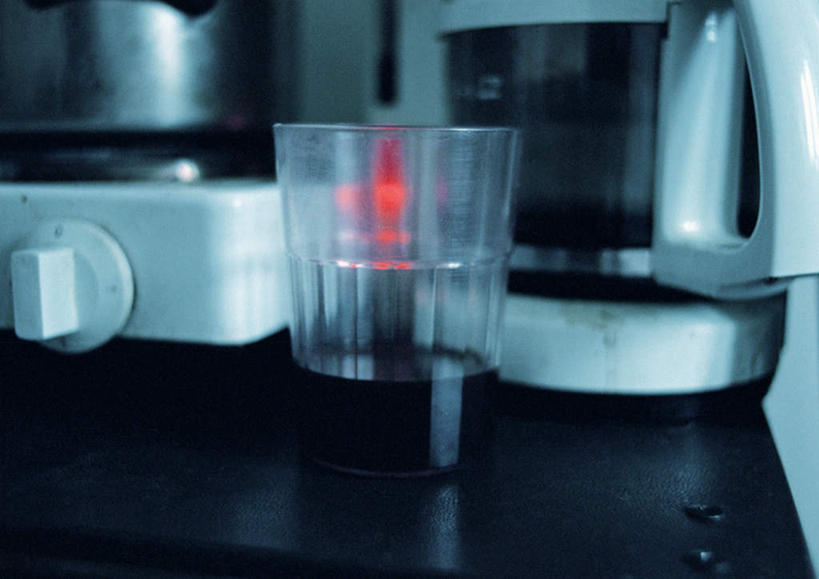 无人,横图,室内,特写,白天,正面,厨房,杯子,餐具,朦胧,模糊,电器,水滴,水珠,三个,水杯,电源,家电,咖啡机,茶杯,进餐用具,烹调用具,彩图,灶间