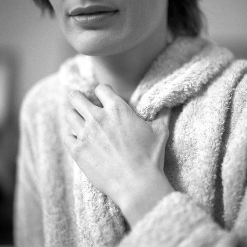 西方人,脸,头,脸颊,一个人,站,方图,黑白,室内,特写,白天,正面,浴袍,欧洲,欧洲人,仅一个年轻女性,仅一个女性,仅一个人,握,朦胧,模糊,肩膀,站着,握着,年轻女性,女人,女性,白种人,头部,脸部,脸蛋,面部,站立,半身,汤帷子,浴衣