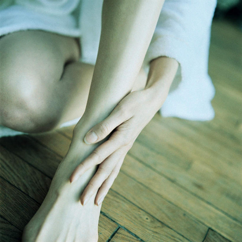 西方人,腿部,腿,一个人,客厅,坐,摸,方图,俯视,室内,特写,白天,地板,欧洲,欧洲人,仅一个年轻女性,仅一个女性,仅一个人,抚摸,睡衣,朦胧,模糊,地面,木地板,起居室,寝衣,年轻女性,女人,女性,白种人,触摸,接触,坐着,半身,彩图,高角度拍摄