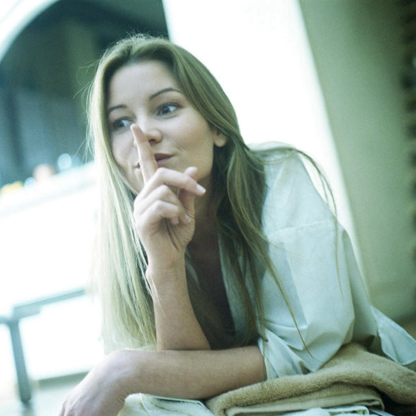 西方人,一个人,客厅,站,方图,室内,白天,正面,镜子,欧洲,欧洲人,仅一个年轻女性,仅一个女性,仅一个人,指,服装,朦胧,模糊,注视,休闲装,方向,衣服,观察,看,手势,站着,休闲,休闲服,安静,服饰,观看,镜像,察看,起居室,指向,镜面,关注,闭嘴,年轻女性,女人,女性,白种人,站立,半身,彩图