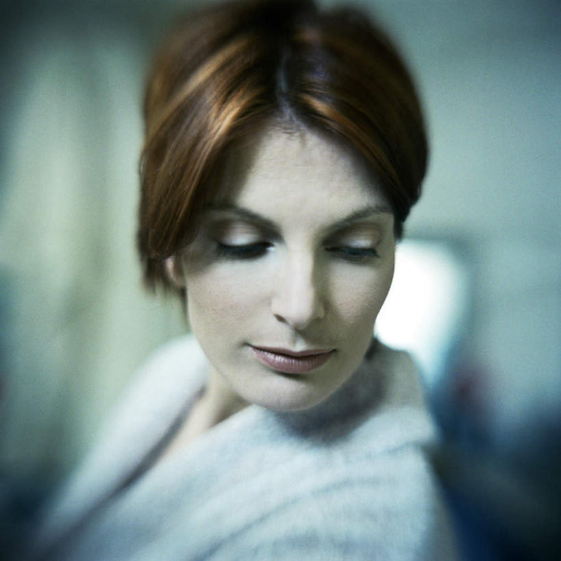 西方人,脸,头,脸颊,一个人,站,方图,室内,特写,白天,正面,浴袍,欧洲,欧洲人,仅一个年轻女性,仅一个女性,仅一个人,朦胧,模糊,注视,肩膀,低头,看,站着,关注,年轻女性,女人,女性,白种人,头部,脸部,脸蛋,面部,站立,半身,彩图,汤帷子,浴衣