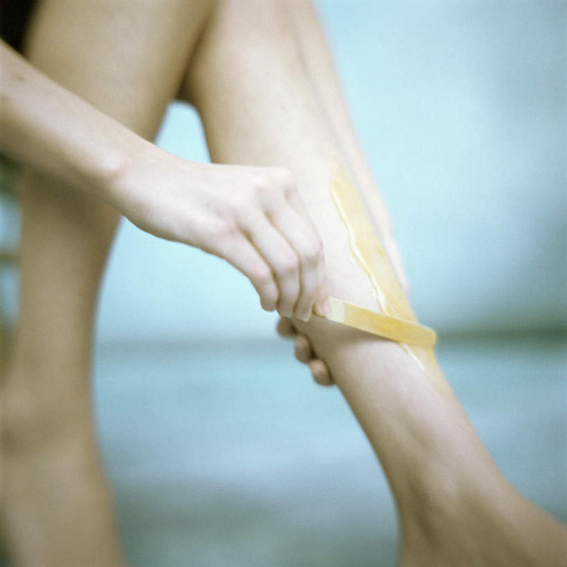 西方人,一个人,站,方图,室内,特写,白天,侧面,美容,欧洲,欧洲人,仅一个年轻女性,仅一个女性,仅一个人,朦胧,模糊,拿,拿着,站着,脱毛膏,脱毛,压舌板,年轻女性,女人,女性,白种人,站立,半身,彩图