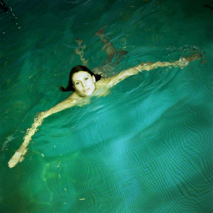 游泳,西方人,一个人,游泳池,伸展双臂,方图,俯视,室内,白天,锻炼,运动,水,欧洲,欧洲人,仅一个年轻女性,仅一个女性,仅一个人,浮,水池,水面,注视,泳池,裸露,蓝色,看,赤裸,游泳馆,关注,裸,室内运动,体育,年轻女性,女人,女性,白种人,敞开双臂,伸开双臂,抬头,仰头,展开双肩,张开手臂,张开双臂,彩图,高角度拍摄,全身,健身