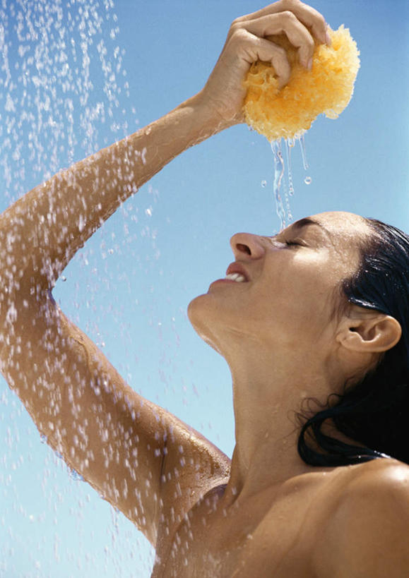 西方人,一个人,站,闭眼,竖图,室外,白天,洗澡,冲洗,欧洲,欧洲人,仅一个年轻女性,仅一个女性,仅一个人,飞溅,溅,液体,拿,拿着,背面,蓝色,蓝天,天空,浴球,天,站着,喷洒,年轻女性,女人,女性,白种人,闭眼睛,闭着眼,闭着眼睛,抬头,仰头,站立,半身,彩图,沐浴