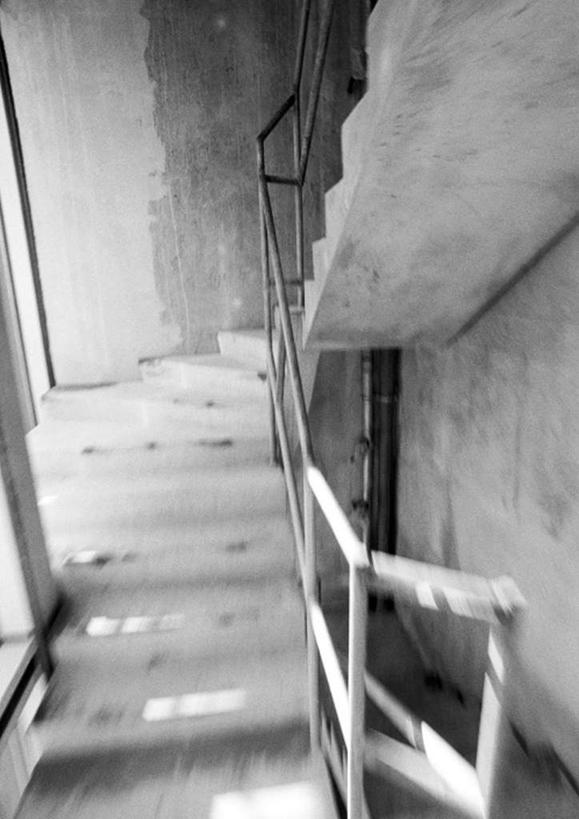 无人,工厂,高楼大厦,栏杆,竖图,俯视,黑白,室内,白天,大厦,建筑,摩天大楼,阴影,反射,影子,墙,围栏,护栏,墙壁,墙面,建筑工地,地盘,建筑地盘,施工地盘,高角度拍摄,大楼,高层建筑,高楼,工地,摩天楼,制造厂