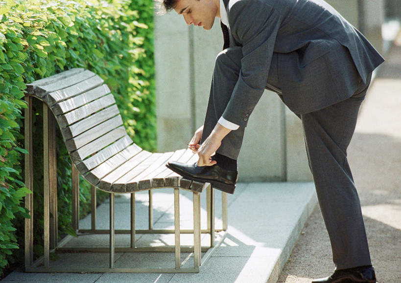 东方人,一个人,商务人士,商务男性,站,横图,室外,白天,侧面,衬衫,草地,草坪,植物,道路,路,公路,椅子,亚洲,仅一个男性,仅一个人,弯腰,阴影,套装,反射,鞋带,影子,长椅,交通,注视,黄种人,草,仅一个年轻男性,绿色,观察,看,站着,系,观看,察看,关注,商务装,工薪阶层,男人,男性,年轻男性,亚洲人,白领,上班族,马路,站立,半身,彩图,衬衣