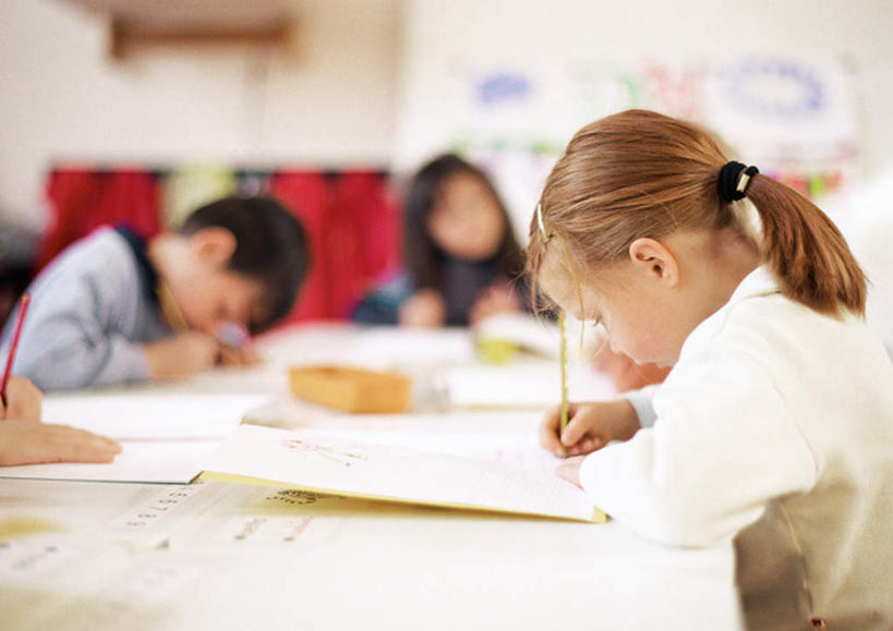 西方人,儿童,四个人,伙伴,朋友,坐,横图,室内,白天,侧面,友谊,纯洁,桌面,桌子,欧洲,欧洲人,写,服装,朦胧,模糊,笔,记事本,拿,拿着,注视,休闲装,小孩,衣服,本子,笔记本,观察,记录,看,休闲,休闲服,可爱,童年,童趣,服饰,笔记,观看,察看,关注,童真,烂漫,无邪,认真,天真,友情,男孩,男人,男性,女孩,女人,女性,白种人,孩子,坐着,半身,彩图,男生,女生