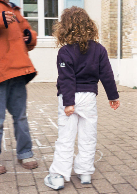西方人,儿童,两个人,伙伴,朋友,站,竖图,室外,白天,游戏,友谊,纯洁,窗户,欧洲,欧洲人,服装,玩,注视,休闲装,娱乐,玻璃窗,小孩,背面,衣服,观察,看,站着,休闲,休闲服,可爱,童年,童趣,服饰,观看,活动,跳房子,察看,发泄,关注,消遣,智力,童真,烂漫,无邪,宣泄,跳方格,跳方阵,天真,友情,女孩,女人,女性,白种人,孩子,玩耍,嬉戏,站立,半身,彩图,女生