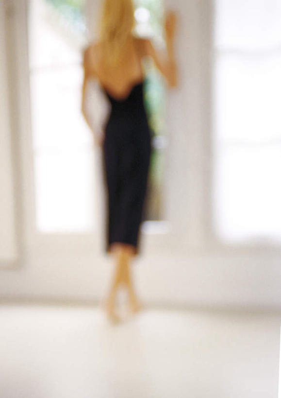 西方人,背部,一个人,站,竖图,室内,白天,裙子,地板,欧洲,欧洲人,仅一个年轻女性,仅一个女性,仅一个人,朦胧,模糊,地面,注视,长裙,木地板,观察,看,站着,观看,察看,关注,年轻女性,女人,女性,白种人,站立,彩图,全身