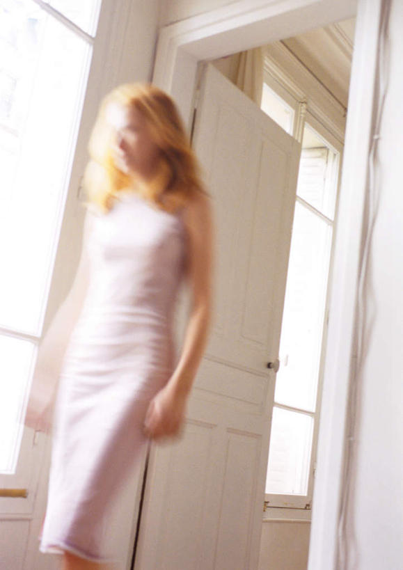 西方人,一个人,站,走,竖图,室内,白天,仰视,裙子,窗户,欧洲,欧洲人,仅一个年轻女性,仅一个女性,仅一个人,朦胧,模糊,注视,长裙,玻璃窗,观察,看,站着,观看,察看,关注,年轻女性,女人,女性,白种人,步行,散步,站立,走路,半身,彩图,低角度拍摄