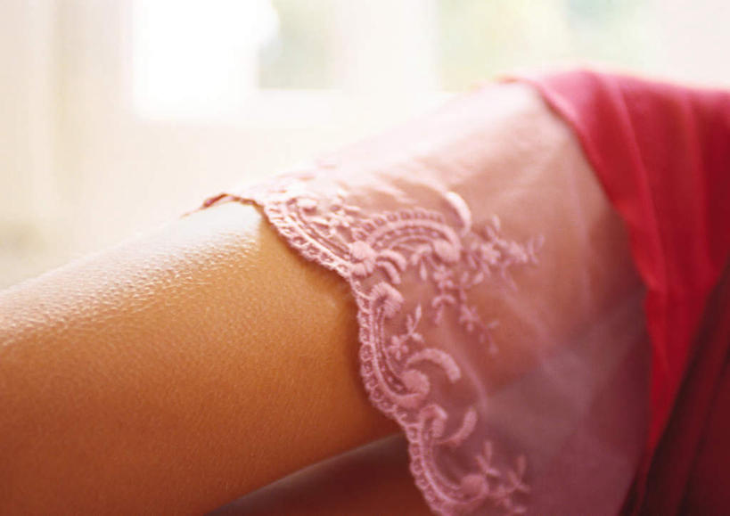 西方人,一个人,躺,横图,俯视,室内,特写,白天,裙子,欧洲,欧洲人,仅一个年轻女性,仅一个女性,仅一个人,朦胧,模糊,蕾丝,长裙,红色,卧着,年轻女性,女人,女性,白种人,躺着,卧,半身,彩图,高角度拍摄