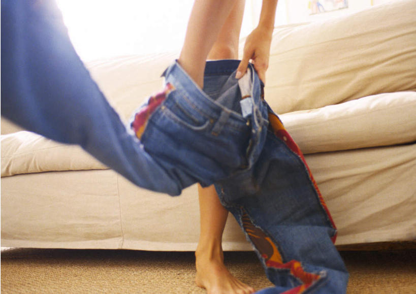 西方人,一个人,站,横图,室内,特写,白天,正面,沙发,卧室,欧洲,欧洲人,仅一个年轻女性,仅一个女性,仅一个人,朦胧,模糊,拿,拿着,牛仔裤,穿,裸露,站着,裸,布艺沙发,年轻女性,女人,女性,白种人,站立,半身,彩图,睡房,卧房