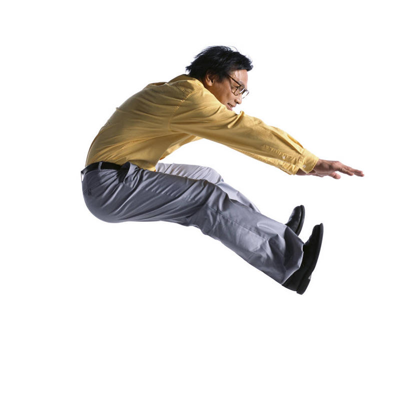 西方人,一个人,跳,方图,室内,白天,白色背景,侧面,欧洲,欧洲人,仅一个男性,仅一个人,仅一个中年男性,伸展,服装,眼镜,注视,休闲装,衣服,观察,看,休闲,休闲服,舒展,摄影,服饰,影棚,观看,察看,关注,近视眼镜,男人,男性,中年男性,白种人,跳跃,彩图,全身,影棚拍摄,拍摄