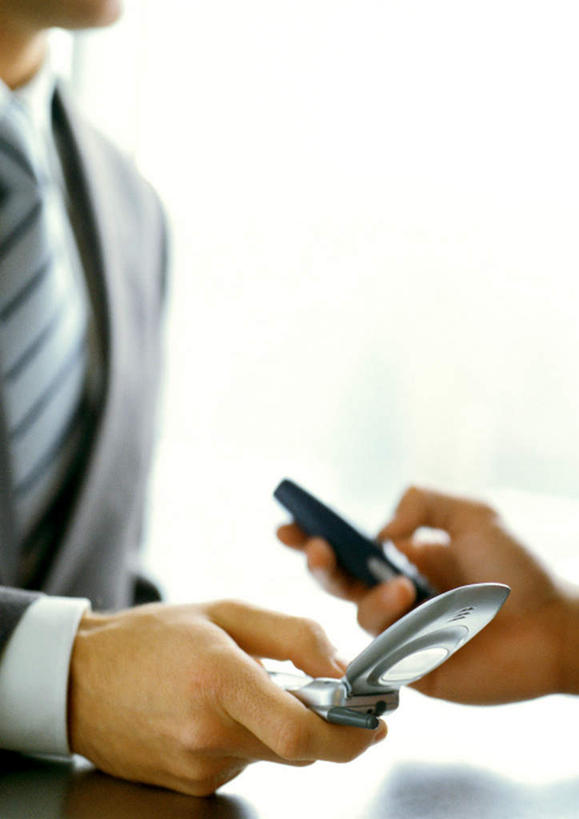 西方人,两个人,同事,商务人士,商务男性,办公室,站,打电话,竖图,室内,特写,白天,侧面,衬衫,成功,合作,团队,集体,信心,电话,手机,欧洲,欧洲人,套装,朦胧,模糊,领带,拿,拿着,注视,通讯设备,队伍,观察,交换,看,站着,观看,察看,领导,成就,关注,商务装,合伙,领袖,工薪阶层,交流,男人,男性,年轻男性,白种人,年轻人,白领,上班族,沟通,通话,站立,半身,彩图,衬衣