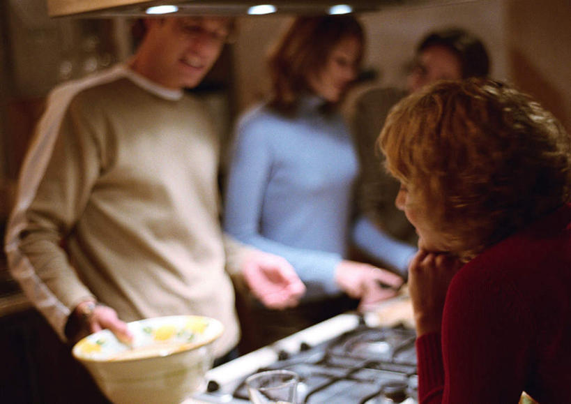 西方人,四个人,伙伴,朋友,站,横图,室内,白天,正面,友谊,餐具,欧洲,欧洲人,服装,朦胧,模糊,煤气灶,灯光,拿,拿着,注视,休闲装,顶灯,灯,衣服,灯具,碗,观察,看,站着,休闲,休闲服,恋人,服饰,观看,察看,照明设备,关注,友情,男人,男性,年轻男性,年轻女性,女人,女性,白种人,情侣,进餐用具,烹调用具,站立,半身,彩图