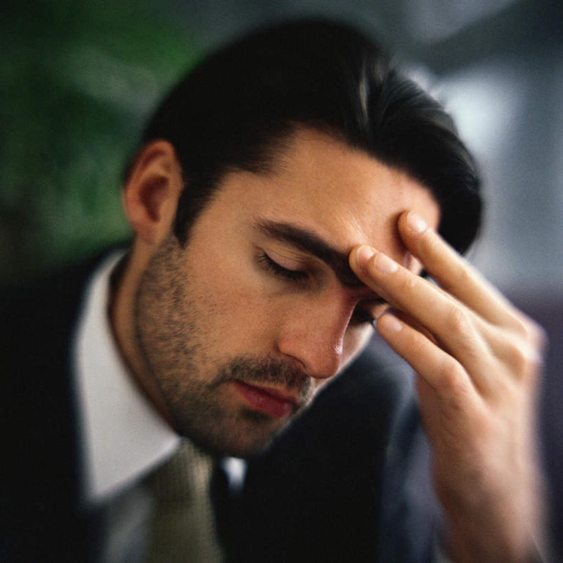 西方人,脸,头,脸颊,胡须,一个人,商务人士,商务男性,办公室,坐,方图,室内,特写,白天,正面,衬衫,欧洲,欧洲人,仅一个男性,仅一个人,撑,套装,朦胧,模糊,领带,托腮,注视,肩膀,仅一个年轻男性,观察,看,托,观看,察看,郁闷,忧愁,忧虑,关注,托下巴,商务装,工薪阶层,年轻男性,白种人,年轻人,头部,胡子,络腮胡,脸部,脸蛋,面部,白领,上班族,坐着,半身,彩图,衬衣