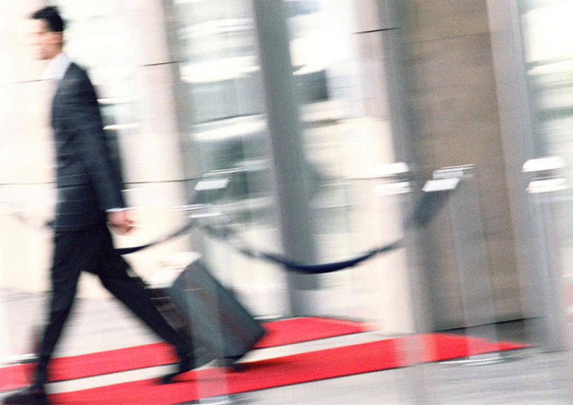 西方人,一个人,商务人士,商务男性,办公室,栏杆,站,横图,室外,白天,正面,衬衫,窗户,道路,路,公路,欧洲,欧洲人,仅一个男性,仅一个人,套装,朦胧,模糊,拉杆箱,旅行箱,围栏,领带,交通,拿,拿着,注视,护栏,玻璃窗,仅一个年轻男性,行李箱,箱子,观察,看,站着,观看,出差,察看,关注,商务装,拦车,工薪阶层,年轻男性,白种人,年轻人,白领,上班族,马路,站立,彩图,全身,衬衣,旅行