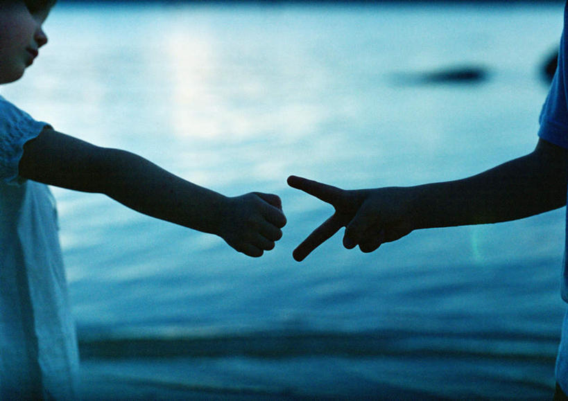 西方人,儿童,两个人,站,横图,室外,白天,侧面,游戏,纯洁,欧洲,欧洲人,朦胧,模糊,玩,注视,娱乐,小孩,观察,看,站着,休闲,可爱,童年,童趣,益智,观看,活动,猜拳,察看,发泄,关注,消遣,智力,划拳,童真,烂漫,无邪,宣泄,天真,男孩,男人,男性,女孩,女人,女性,白种人,孩子,玩耍,嬉戏,站立,半身,彩图,男生,女生