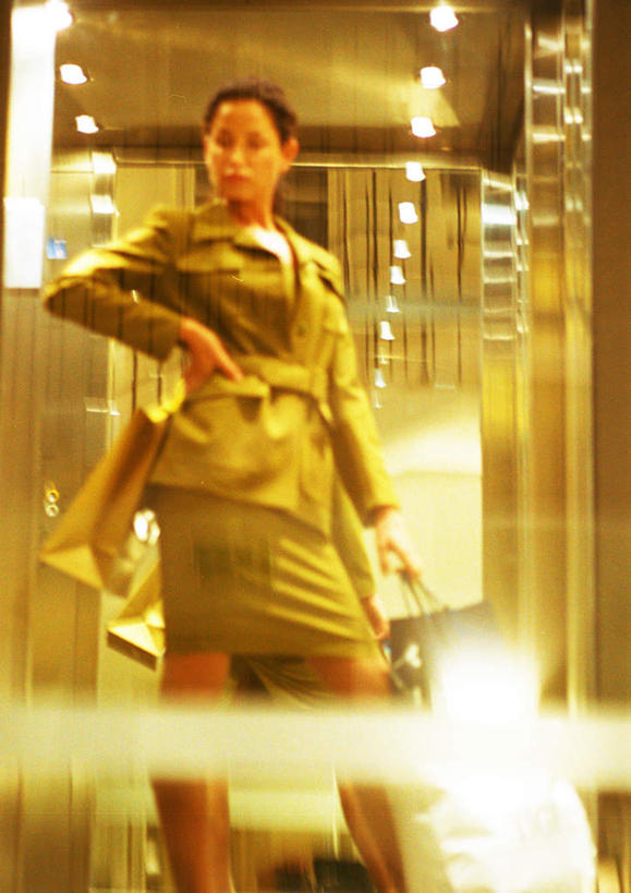 西方人,一个人,商店,站,竖图,室内,白天,仰视,购物,度假,消费,袋子,欧洲,欧洲人,仅一个年轻女性,仅一个女性,仅一个人,朦胧,模糊,包装袋,手提袋,灯光,购物袋,拿,拿着,注视,娱乐,手叉腰,顶灯,灯,灯具,叉腰,观察,看,站着,享受,休闲,放松,金融,百货,观看,察看,照明设备,购买,关注,贸易,百货公司,年轻女性,女人,女性,白种人,站立,半身,彩图,低角度拍摄,逛街,购物商场,购物中心