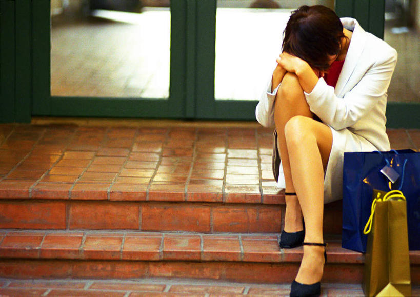 西方人,脸,头,脸颊,一个人,坐,横图,俯视,室外,白天,购物,度假,消费,楼梯,门,袋子,欧洲,欧洲人,仅一个年轻女性,仅一个女性,仅一个人,包装袋,手提袋,阶梯,购物袋,注视,娱乐,台阶,门框,观察,看,享受,休闲,放松,金融,抱膝,观看,察看,购买,关注,贸易,年轻女性,女人,女性,白种人,头部,脸部,脸蛋,面部,屈膝,坐着,彩图,高角度拍摄,全身,逛街