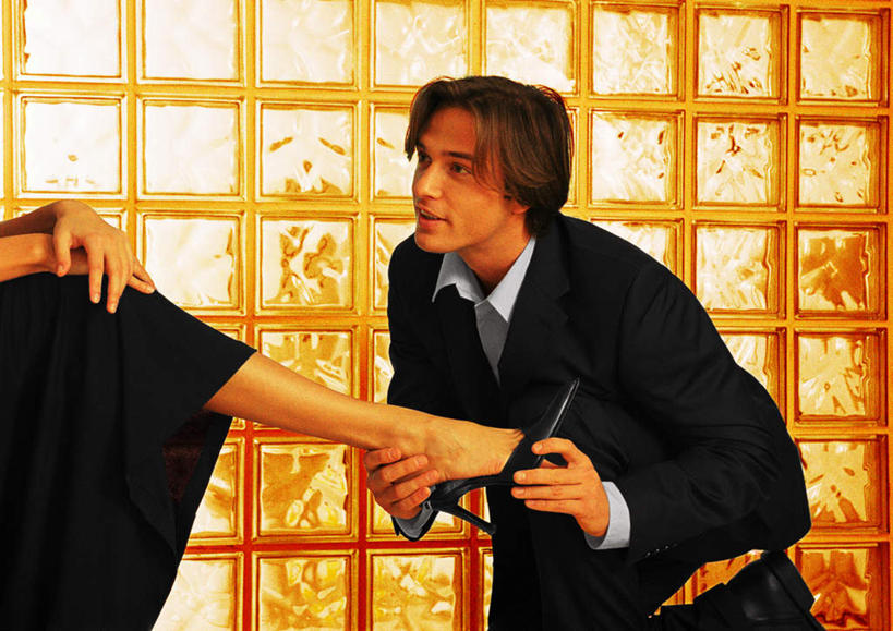 西方人,两个人,站,坐,横图,室内,白天,正面,高跟鞋,爱情,窗户,鞋子,欧洲,欧洲人,方格,格子,墙,金黄,浪漫,拿,拿着,注视,玻璃窗,墙壁,墙面,黄色,观察,看,站着,温暖,温馨,金色,恩爱,恋人,观看,和睦,察看,关注,男人,男性,年轻男性,年轻女性,女人,女性,白种人,情侣,站立,坐着,半身,彩图,伴侣,融洽