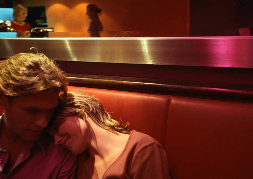 西方人,两个人,坐,横图,室内,特写,白天,正面,爱情,镜子,欧洲,欧洲人,灯光,浪漫,依偎,注视,顶灯,灯,灯具,观察,看,靠,靠着,倚靠,温暖,温馨,恩爱,恋人,观看,镜像,和睦,察看,倚着,镜面,照明设备,关注,依附,依赖,投靠,男人,男性,年轻男性,年轻女性,女人,女性,白种人,情侣,坐着,半身,彩图,伴侣,融洽