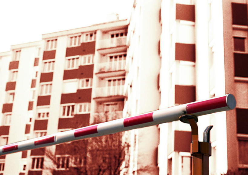 无人,家,栏杆,横图,室外,白天,仰视,植物,两根,条纹,圆形,电缆,电线,房屋,屋子,云,云朵,围栏,云彩,护栏,楼房,住宅,树,树木,红色,蓝色,绿色,黑色,白云,蓝天,天空,自然,天,生长,成长,彩图,低角度拍摄,房子,挡车器,道闸