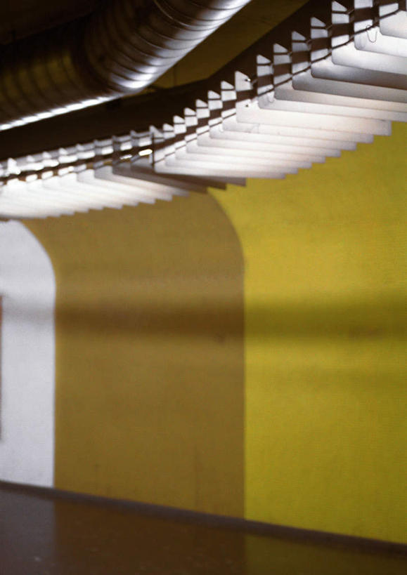 无人,竖图,室内,白天,正面,路灯,阴影,反射,光线,隧道,影子,墙,走道,过道,灯光,墙壁,墙面,灯,照明设备,彩图