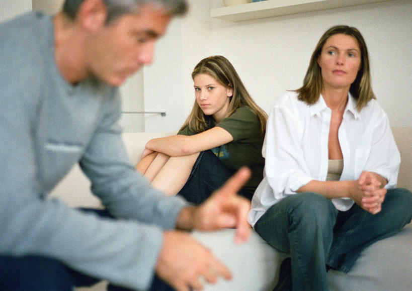 西方人,儿童,三个人,家庭,母亲,父亲,女儿,坐,横图,室内,白天,侧面,纯洁,欧洲,欧洲人,服装,朦胧,模糊,注视,休闲装,小孩,衣服,观察,看,休闲,温暖,温馨,父女,母女,三口之家,一家人,休闲服,父爱,可爱,母爱,童年,童趣,服饰,观看,和睦,察看,关注,童真,烂漫,无邪,天真,男人,男性,年轻男性,年轻女性,女孩,女人,女性,白种人,孩子,年轻人,坐着,半身,彩图,融洽,女生