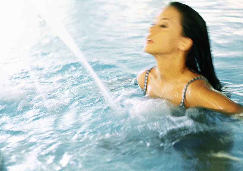 西方人,胸,胸口,一个人,体育馆,游泳池,站,闭眼,横图,俯视,室内,白天,泳装,比基尼,水,欧洲,欧洲人,仅一个年轻女性,仅一个女性,仅一个人,朦胧,模糊,水池,水面,水柱,注视,泳池,观察,看,站着,享受,休闲,放松,观看,察看,游泳馆,关注,年轻女性,女人,女性,白种人,胸部,闭眼睛,闭着眼,闭着眼睛,抬头,仰头,站立,半身,彩图,高角度拍摄,三点式,泳衣