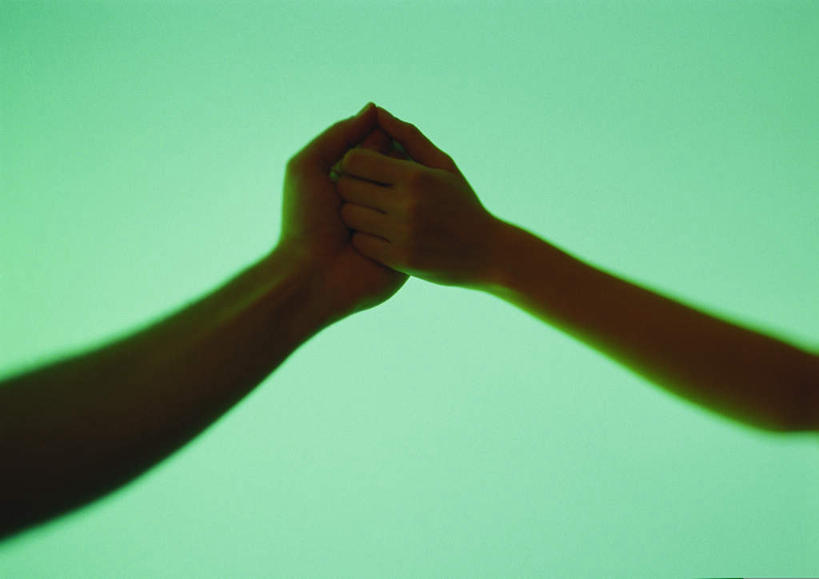 西方人,手,两个人,握手,横图,室内,特写,白天,正面,欧洲,欧洲人,绿色背景,阴影,造型,光线,影子,广告,手部,摄影,影棚,白种人,搀手,拉手,手拉手,手握手,半身,彩图,影棚拍摄,拍摄