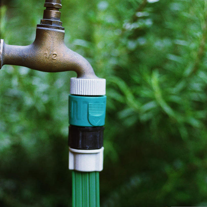 无人,方图,室外,特写,白天,正面,草地,草坪,植物,朦胧,模糊,水龙头,开关,草,绿色,打开,阀门,开启,水咀,彩图