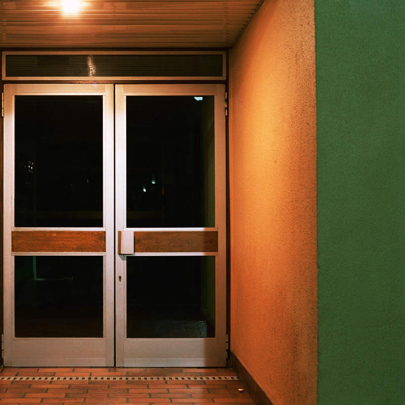 无人,家,方图,室内,夜晚,正面,门,照明,阴影,光线,影子,房屋,墙,屋子,灯光,楼房,顶灯,墙壁,墙面,住宅,灯,灯具,门框,照亮,照明设备,彩图,房子