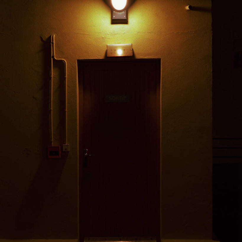 无人,方图,室内,夜晚,正面,门,照明,阴影,朦胧,模糊,光线,水槽,影子,灯光,水斗,顶灯,灯,灯具,门框,照亮,照明设备,彩图