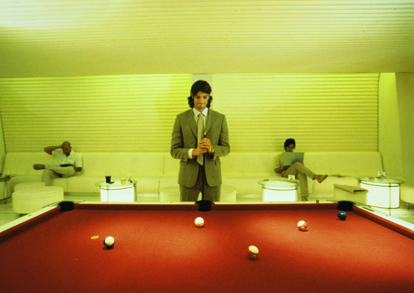 西方人,三个人,伙伴,朋友,商务人士,商务男性,站,坐,横图,室内,白天,正面,衬衫,阅读,友谊,电脑,笔记本电脑,台球,天花板,报纸,照明,欧洲,欧洲人,学习,撞球,黄色背景,套装,网络,球杆,墙,灯光,拿,拿着,注视,通讯设备,运动器械,顶灯,墙壁,墙面,彩球,灯,灯具,观察,看,站着,健身器械,浏览,观看,照亮,察看,台球桌,无线,照明设备,关注,通信设备,商务装,无线网络,健身器材,无线上网,便携式电脑,斯诺克,工薪阶层,斯诺克球,斯诺克台球,友情,桌球,手提电脑,男人,男性,年轻男性,白种人,白领,上班族,站立,坐着,半身,彩图,衬衣,运动器材