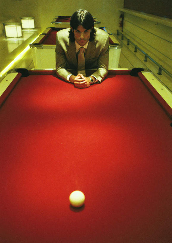 西方人,一个人,商务人士,商务男性,站,竖图,俯视,室内,白天,衬衫,台球,照明,欧洲,欧洲人,仅一个男性,仅一个人,撑,撞球,黄色背景,套装,球杆,灯光,注视,运动器械,顶灯,彩球,灯,仅一个年轻男性,一个,白色,灯具,观察,看,站着,健身器械,单个,观看,照亮,察看,台球桌,撑着,照明设备,关注,商务装,健身器材,斯诺克,工薪阶层,斯诺克球,斯诺克台球,桌球,男人,男性,年轻男性,白种人,白领,上班族,站立,半身,彩图,高角度拍摄,衬衣,运动器材