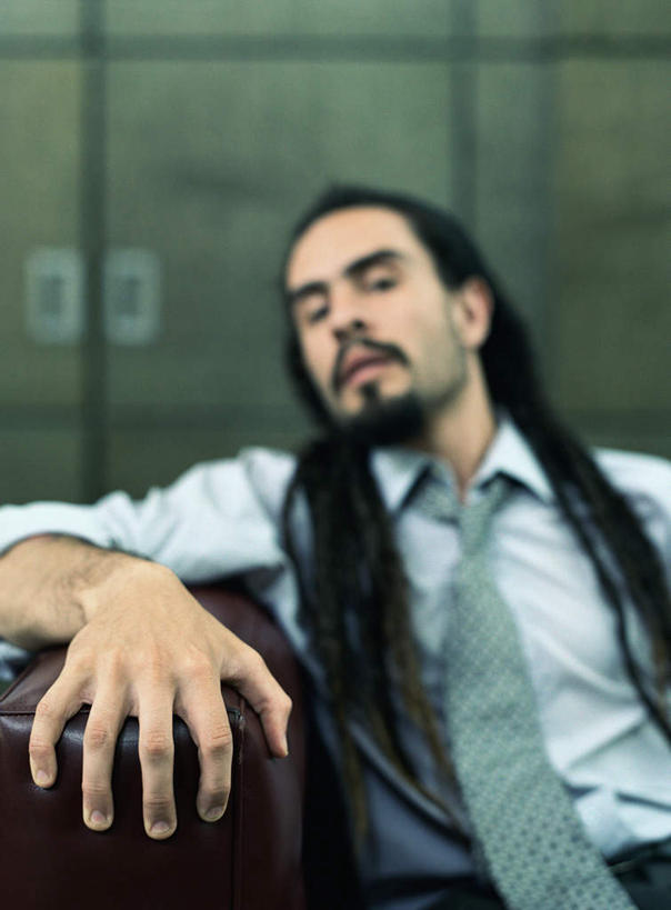 西方人,胡须,一个人,商务人士,商务男性,办公室,坐,闭眼,竖图,室内,白天,正面,衬衫,欧洲,欧洲人,仅一个男性,仅一个人,套装,朦胧,模糊,墙,领带,注视,墙壁,墙面,仅一个年轻男性,观察,看,搭,观看,察看,搭着,关注,商务装,工薪阶层,年轻男性,白种人,年轻人,山羊胡,长发,胡子,白领,上班族,闭眼睛,闭着眼,闭着眼睛,坐着,半身,彩图,衬衣