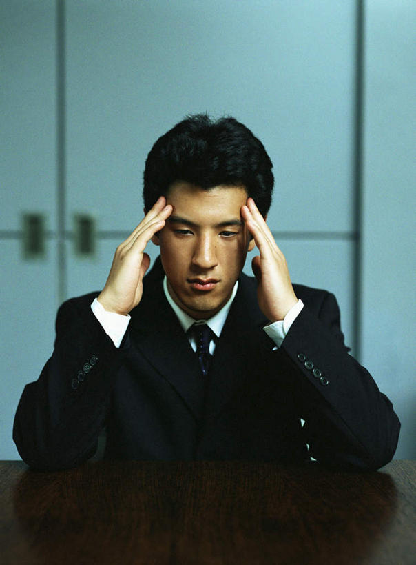 西方人,一个人,商务人士,商务男性,办公室,坐,闭眼,竖图,室内,白天,正面,衬衫,桌子,欧洲,欧洲人,仅一个男性,仅一个人,撑,套装,办公桌,墙,领带,注视,墙壁,墙面,仅一个年轻男性,观察,看,思考,观看,察看,撑着,关注,商务装,工薪阶层,思量,年轻男性,白种人,年轻人,白领,上班族,闭眼睛,闭着眼,闭着眼睛,坐着,半身,彩图,衬衣