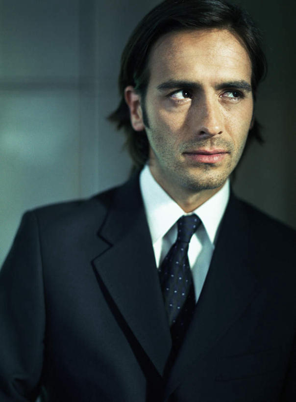 西方人,脸,头,脸颊,一个人,商务人士,商务男性,办公室,站,竖图,室内,特写,白天,正面,衬衫,欧洲,欧洲人,仅一个男性,仅一个人,套装,朦胧,模糊,领带,注视,仅一个年轻男性,观察,看,站着,斜视,观看,察看,鄙视,关注,商务装,工薪阶层,藐视,讽刺,蔑视,嘲笑,年轻男性,白种人,年轻人,头部,脸部,脸蛋,面部,白领,上班族,站立,半身,彩图,衬衣