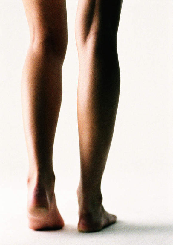 西方人,腿部,脚,脚趾,脚后跟,脚背,踝,腿,一个人,站,竖图,俯视,室内,特写,白天,白色背景,性感,欧洲,欧洲人,仅一个年轻女性,仅一个女性,仅一个人,裸露,站着,诱惑,摄影,影棚,赤裸,裸,年轻女性,女人,女性,白种人,脚底,站立,半身,彩图,高角度拍摄,影棚拍摄,拍摄