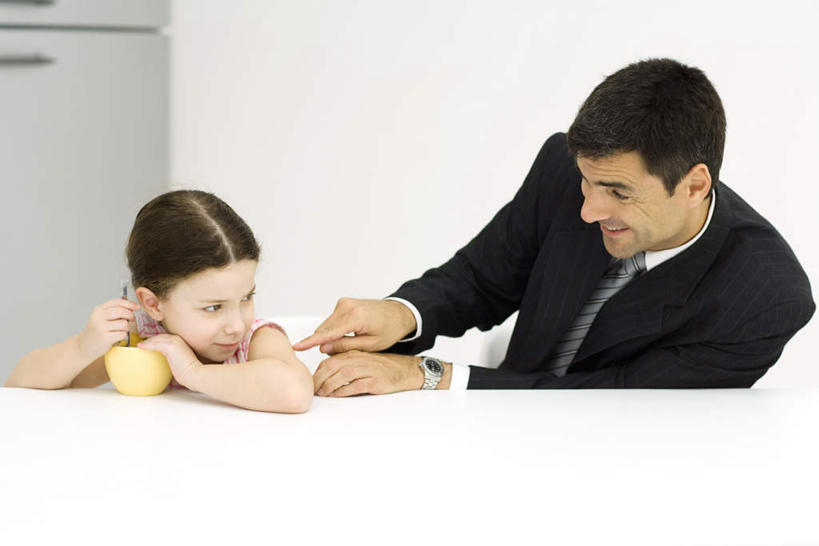 西方人,儿童,两个人,家庭,父亲,女儿,商务人士,商务男性,站,坐,笑,微笑,露齿笑,横图,室内,白天,白色背景,正面,衬衫,纯洁,水果,欧洲,欧洲人,套装,新鲜,电器,冰箱,生食,食品,果实,注视,冷冻,冷柜,食物,小孩,冷藏柜,观察,看,站着,温暖,温馨,父女,一家人,父爱,可爱,童年,童趣,有机食品,绿色食品,冷藏,观看,储藏,和睦,察看,家电,家用电器,关注,商务装,工薪阶层,童真,烂漫,无邪,保鲜,天真,男人,男性,年轻男性,女孩,白种人,孩子,年轻人,白领,上班族,坐着,半身,彩图,衬衣,融洽,女生