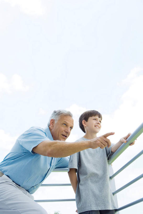 西方人,儿童,两个人,祖父,栏杆,站,蹲,竖图,室外,白天,仰视,欧洲,欧洲人,服装,栅栏,篱笆,云,云朵,围栏,云彩,休闲装,护栏,小孩,衣服,白云,蓝天,天空,天,站着,休闲,休闲服,服饰,爷爷,祖孙,外公,外祖父,外孙,外孙子,老年男性,男孩,男人,男性,白种人,孩子,孙子,蹲着,半身,彩图,低角度拍摄,男生