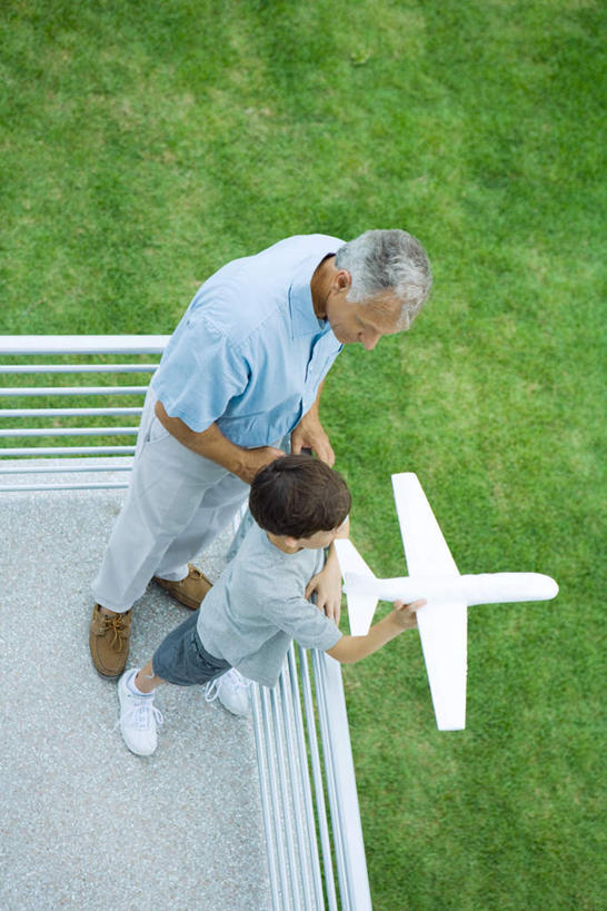 西方人,儿童,两个人,祖父,栏杆,竖图,俯视,室外,白天,草地,草坪,植物,飞机,玩具,欧洲,欧洲人,握,服装,栅栏,篱笆,围栏,飞机模型,拿,拎,拿着,休闲装,护栏,草,小孩,衣服,绿色,模型,休闲,休闲服,握着,服饰,爷爷,祖孙,外公,外祖父,外孙,外孙子,老年男性,男孩,男人,男性,白种人,孩子,孙子,彩图,高角度拍摄,全身,男生,拎着