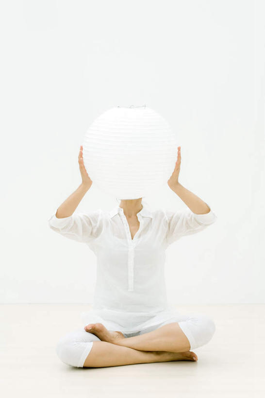 西方人,腿部,脚,脚趾,脚趾甲,腿,一个人,坐,竖图,室内,白天,白色背景,正面,欧洲,欧洲人,仅一个年轻女性,仅一个女性,仅一个人,握,服装,坐垫,拿,拿着,注视,休闲装,光脚,蒲团,衣服,垫子,观察,看,休闲,赤脚,休闲服,握着,摄影,服饰,影棚,观看,察看,关注,年轻女性,女人,女性,白种人,脚指甲,坐着,彩图,全身,影棚拍摄,拍摄