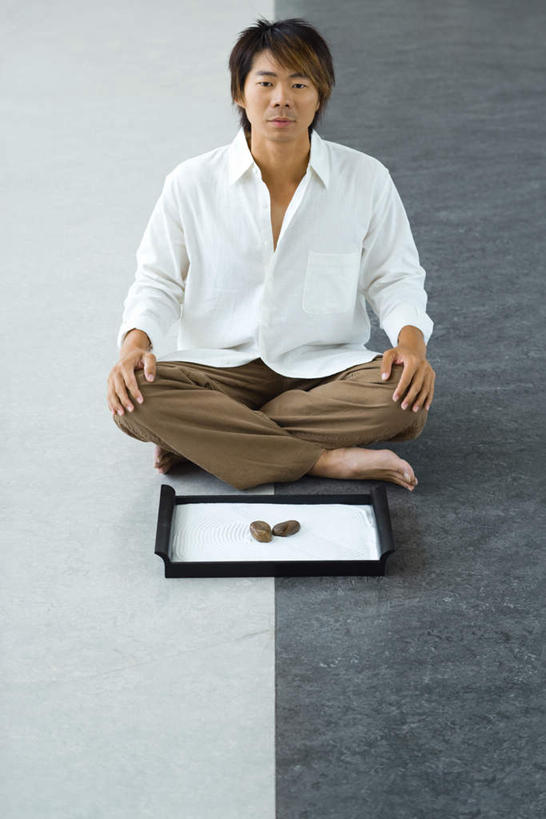 西方人,一个人,坐,竖图,俯视,室内,白天,托盘,欧洲,欧洲人,仅一个男性,仅一个人,瓷砖,地砖,地面,两颗,注视,休闲装,仅一个年轻男性,观察,看,休闲,休闲服,观看,察看,关注,男人,男性,年轻男性,白种人,岩石,坐着,彩图,高角度拍摄,全身